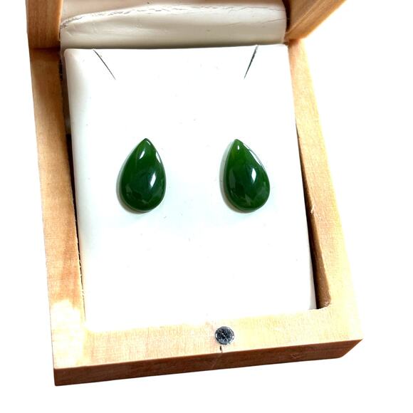 Canadian Jade Pierced Earrings in wooden presentation Box NWOT - Picture 1 of 6